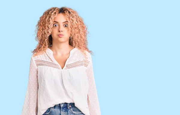 Mulher Loira Jovem Com Cabelo Encaracolado Vestindo Elegante Camisa Verão — Fotografia de Stock