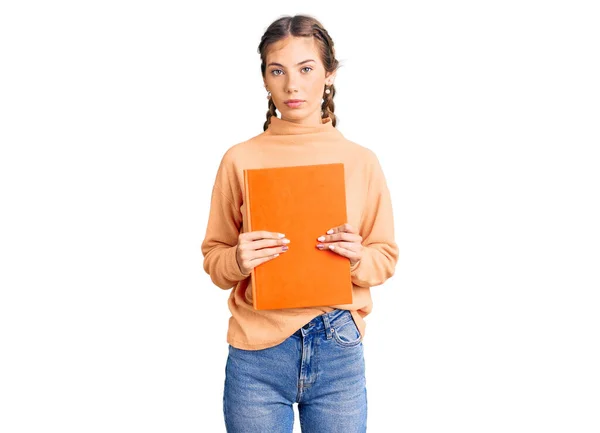 Beautiful Caucasian Woman Blonde Hair Holding Book Thinking Attitude Sober — Foto de Stock