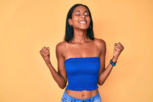 Genç Afro Amerikalı Kadın Gündelik Giysiler Giyip Çok Mutlu Heyecanlı — Stok fotoğraf