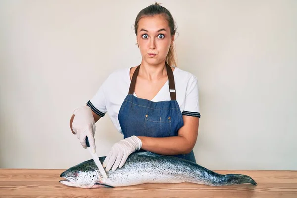 Beautiful Caucasian Woman Fishmonger Selling Fresh Raw Salmon Puffing Cheeks — Stock Photo, Image