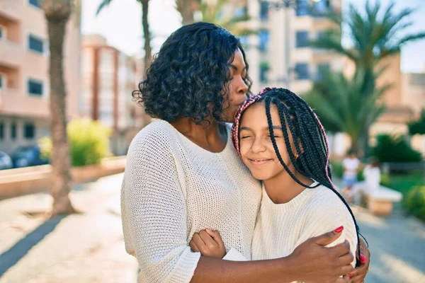 Красивая Африканская Американская Мать Дочь Целуются Обнимаются Стоя Улыбкой Лице — стоковое фото