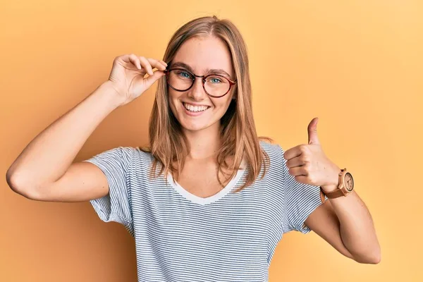 Vacker Blond Kvinna Bär Casual Kläder Och Hålla Glasögon Ler — Stockfoto