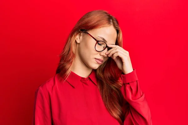 Young Beautiful Redhead Woman Wearing Casual Clothes Glasses Red Background — Stock Photo, Image