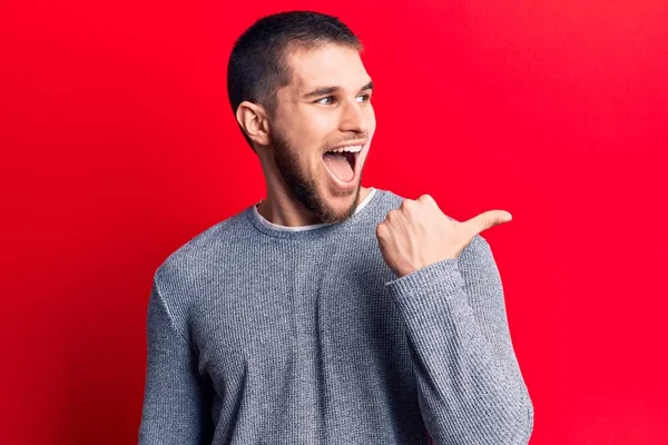 Jonge Knappe Man Draagt Casual Trui Wijzen Duim Naar Zijkant — Stockfoto