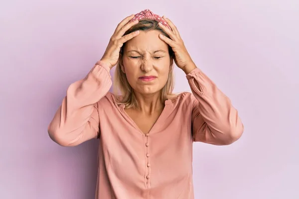 Middelbare Leeftijd Blanke Vrouw Het Dragen Van Casual Kleding Die — Stockfoto