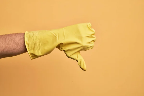 Mano Joven Caucásico Con Guante Limpieza Sobre Fondo Amarillo Aislado —  Fotos de Stock