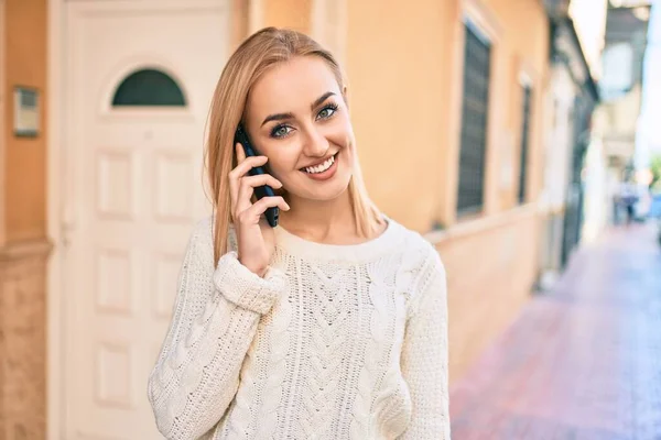 Fiatal Szőke Lány Mosolyog Boldog Beszél Okostelefonon Városban — Stock Fotó