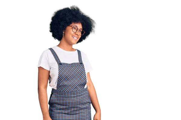 年轻的非洲裔美国女孩身穿休闲装 面带微笑 神态自然 充满自信地大笑 — 图库照片