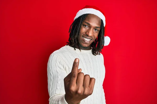 Africano Americano Com Tranças Vestindo Chapéu Natal Acenando Vir Aqui — Fotografia de Stock