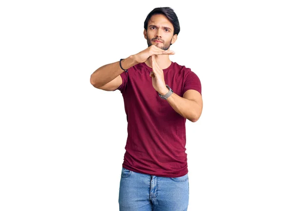 Bonito Homem Hispânico Vestindo Roupas Casuais Fazendo Tempo Fora Gesto — Fotografia de Stock