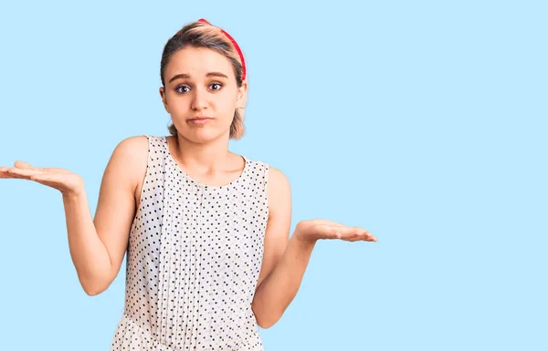 Jovem Mulher Loira Bonita Vestindo Roupas Casuais Sem Noção Expressão — Fotografia de Stock