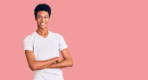 Ung Afrikansk Amerikansk Man Klädd Avslappnad Vit Shirt Glad Ansikte — Stockfoto