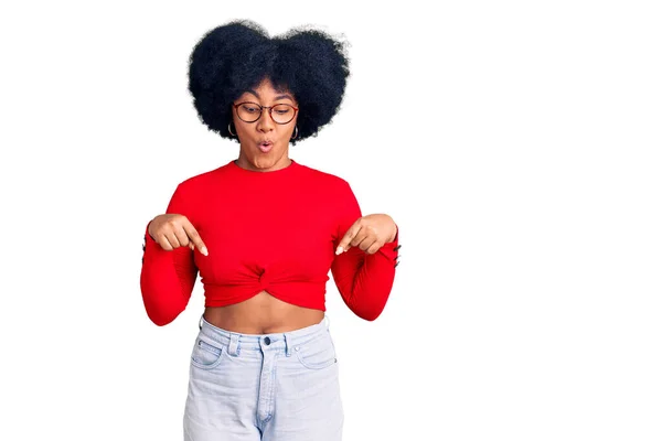 Giovane Ragazza Afroamericana Indossa Abiti Casual Occhiali Che Puntano Verso — Foto Stock