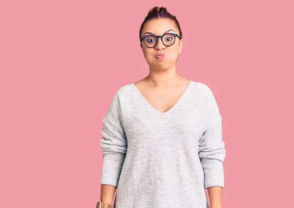 Gündelik Kıyafetler Giyen Komik Yüzlü Yanak Şişiren Genç Latin Kadın — Stok fotoğraf