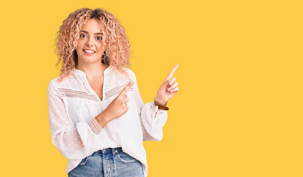 Mulher Loira Jovem Com Cabelo Encaracolado Vestindo Camisa Verão Elegante — Fotografia de Stock