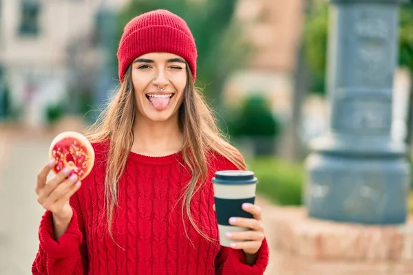 Mladá Hispánka Nosí Vlněnou Čepici Snídaní Městě — Stock fotografie