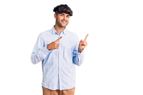 Jonge Spaanse Man Casual Shirt Glimlachend Kijkend Naar Camera Wijzend — Stockfoto