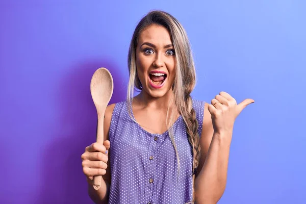 Young Beautiful Blonde Woman Holding Wooden Spoon Isolated Purple Background — Stock Photo, Image