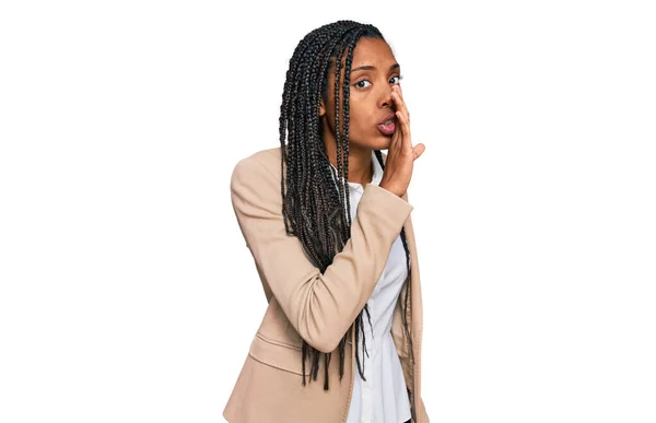 Mujer Afroamericana Con Chaqueta Negocios Mano Mano Contando Rumores Secretos —  Fotos de Stock