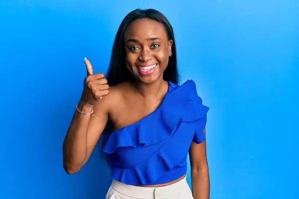 Mavi Arka Plan Üzerine Günlük Kıyafetler Giyen Genç Afrikalı Kadın — Stok fotoğraf