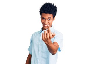 Genç Afro-Amerikalı sıradan kıyafetler giyen bir adam el hareketleriyle bizi buraya çağırıyor. Mutlu ve gülümseyen insanları davet ediyor. 