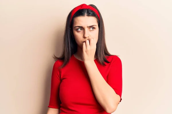 Menina Bonita Nova Vestindo Camisa Casual Diadema Olhando Estressado Nervoso — Fotografia de Stock