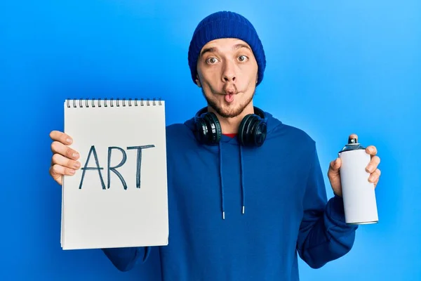 Joven Hispano Vistiendo Sudadera Sosteniendo Graffiti Spray Haciendo Cara Pez — Foto de Stock