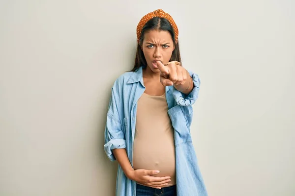 Hermosa Mujer Hispana Esperando Bebé Tocando Vientre Embarazada Señalando Disgustado — Foto de Stock