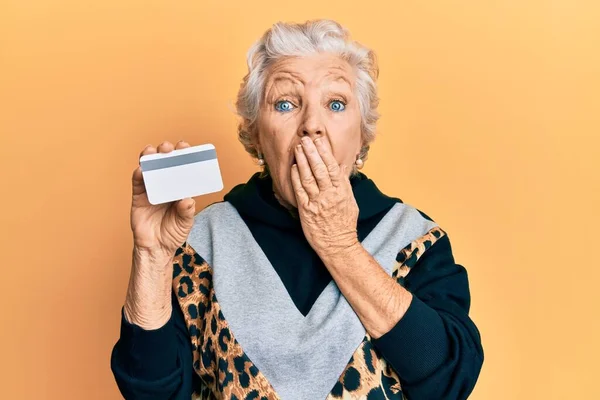 Senior Grauhaarige Frau Mit Kreditkarte Bedeckt Mund Mit Der Hand — Stockfoto