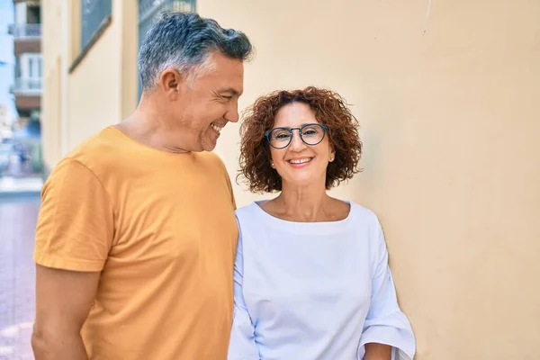 Middle Age Couple Smiling Happy Leaning Wall Street City — Stock Photo, Image