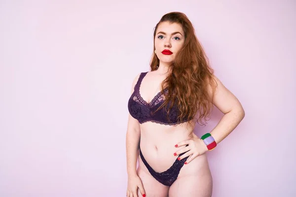 Joven Mujer Pelirroja Tamaño Grande Con Lencería Sexy Pie Sobre — Foto de Stock