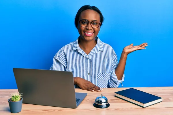 Young African Woman Working Hotel Reception Using Laptop Smiling Cheerful — Stock Photo, Image