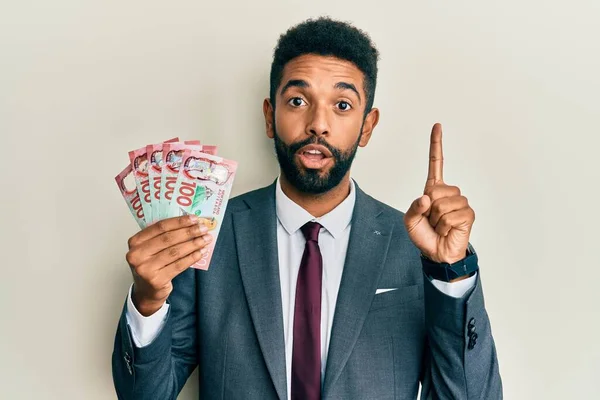 Hombre Negocios Hispano Guapo Con Barba Sosteniendo 100 Billetes Nueva — Foto de Stock