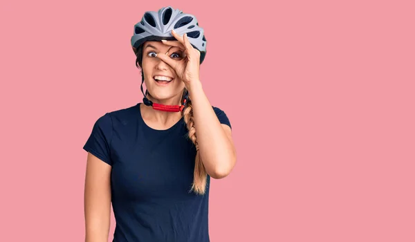 Beautiful Caucasian Woman Wearing Bike Helmet Doing Gesture Hand Smiling — Stock Photo, Image