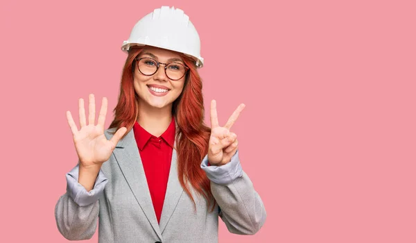 Genç Kızıl Saçlı Kadın Mimar Şapkası Takıyor Yedi Numaralı Parmaklarıyla — Stok fotoğraf