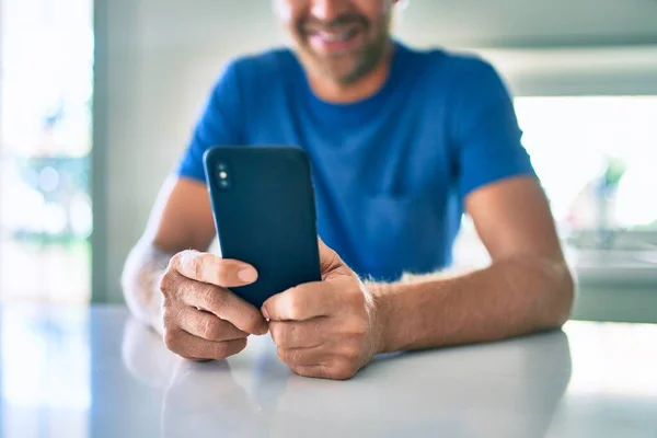Junger Irischer Mann Lächelt Glücklich Mit Smartphone Auf Dem Heimischen — Stockfoto