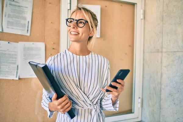 Mladé Blondýny Businesswoman Držení Složky Pomocí Smartphone Městě — Stock fotografie