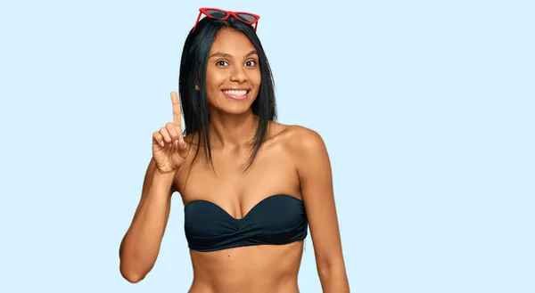 Giovane Donna Afroamericana Che Indossa Bikini Mostrando Indicando Con Dito — Foto Stock