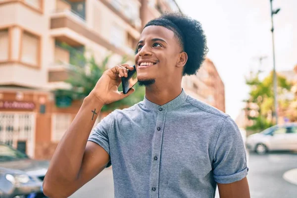 Νεαρός Αφροαμερικάνος Χαμογελώντας Χαρούμενος Μιλώντας Στο Smartphone Της Πόλης — Φωτογραφία Αρχείου