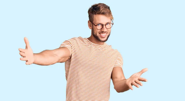 Joven Hombre Caucásico Vistiendo Ropa Casual Gafas Mirando Cámara Sonriendo —  Fotos de Stock