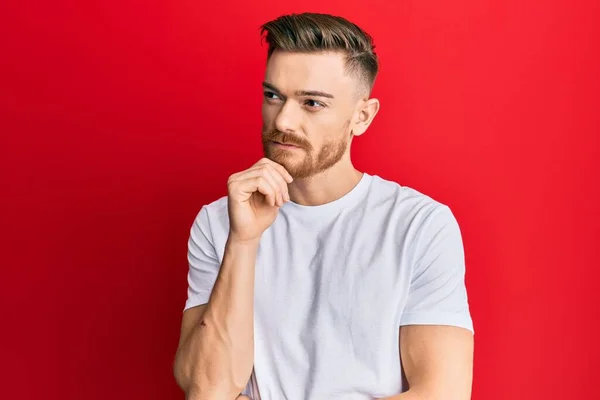 Young Redhead Man Wearing Casual White Shirt Thinking Concentrated Doubt — Foto de Stock