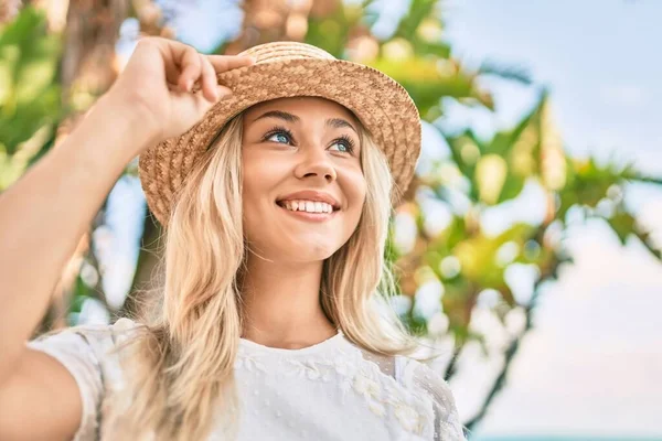 Jovem Caucasiana Menina Turística Sorrindo Feliz Andando Rua Cidade — Fotografia de Stock