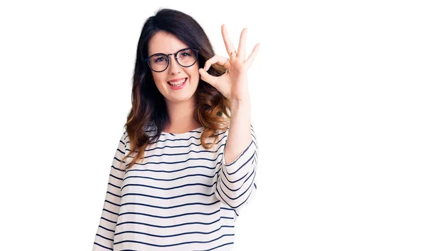 Hermosa Joven Morena Vestida Con Ropa Casual Gafas Sonrientes Positivas —  Fotos de Stock