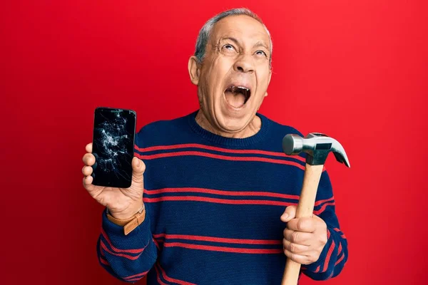 Senior Latinamerikan Man Håller Bruten Smartphone Visar Sprucken Skärm Och — Stockfoto