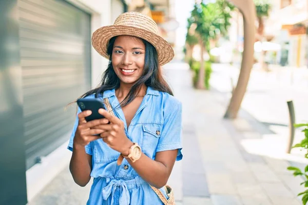 Mujer India Joven Sonriendo Feliz Usando Teléfono Inteligente Ciudad — Foto de Stock