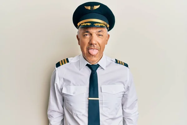 Snygg Medelålders Mogen Man Klädd Flygplan Pilot Uniform Sticker Tungan — Stockfoto