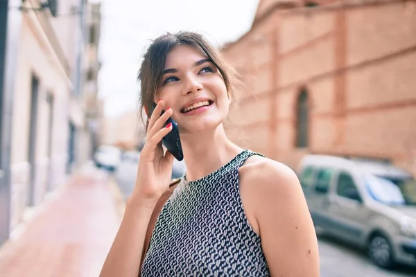 Giovane Donna Affari Caucasica Sorridente Felice Parlando Sullo Smartphone Città — Foto Stock