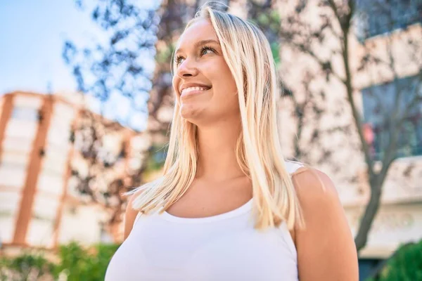 Junges Blondes Mädchen Lächelt Glücklich Beim Spaziergang Park — Stockfoto