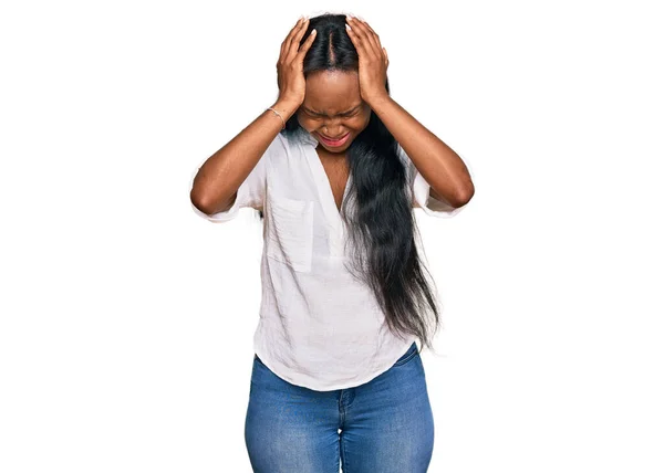 Genç Siyahi Kadın Gündelik Kıyafetler Giyiyor Baş Ağrısı Çaresiz Stresli — Stok fotoğraf