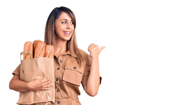 Ung Vacker Kvinna Håller Papperspåse Med Bröd Pekar Tummen Upp — Stockfoto